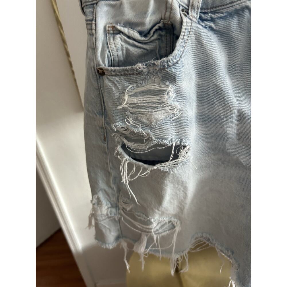 American Eagle Baggy Mom Denim Short 12 Ripped Light Wash - Picture 5 of 16